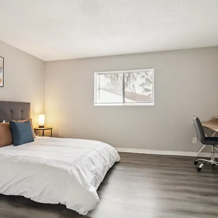 Sweetwater 8E I Beautiful 2Bd Apt I Free Parking